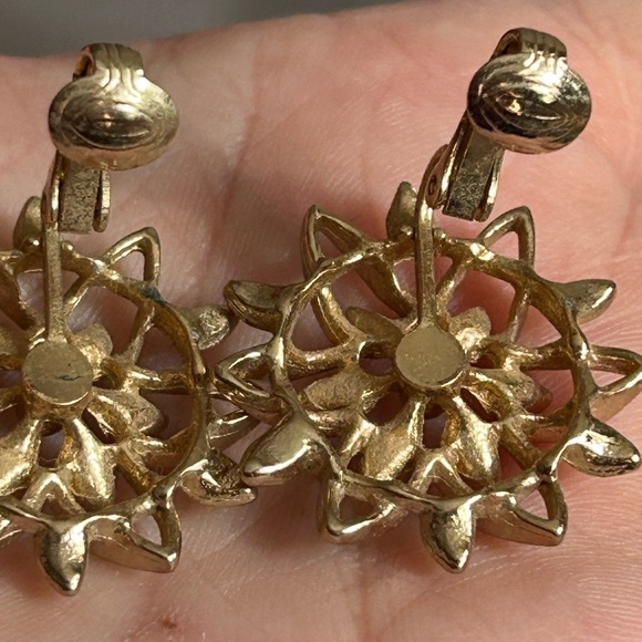 SARAH COVENTRY Elegant Gold Floral Earrings and brooch jewelry set 🙋♀️ - Picture 5 of 9